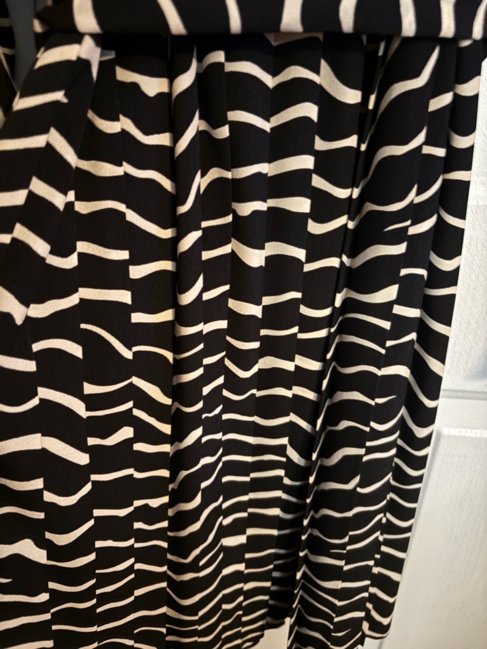 WHO WHAT WEAR Black & White Zebra Print Long Sleeve Pleated w/belt Dress Med - Picture 7 of 7